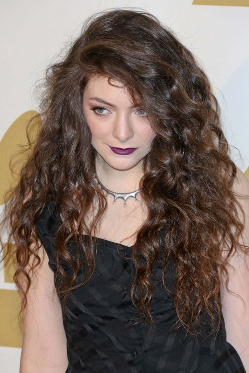 lorde-curly-hair-side-part