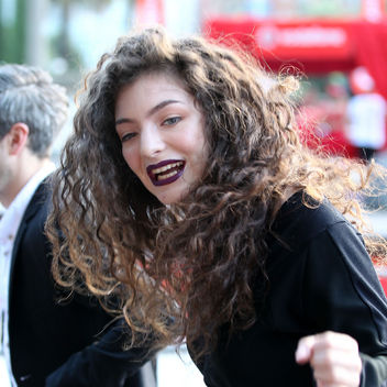 lorde-long-curly-hair-in-sunlight-square-w352